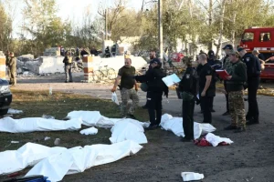 Слідчі оглядають тіла загиблих після удару «Іскандер» по Грозі