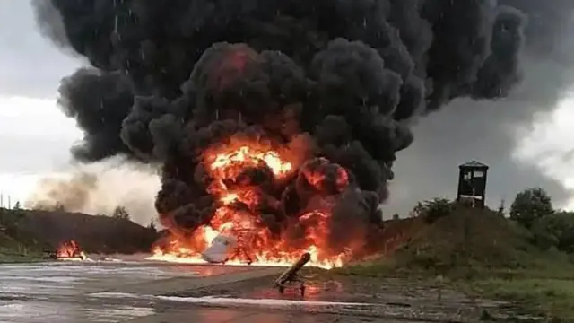 Пожар на аэродроме Энгельс после атаки дронов в России