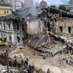 Рятувальники на місці руйнувань будівлі після удару РФ у Києві 8 липня