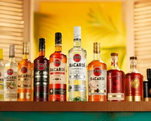 Пляшки рому Bacardi на полиці, компанія розливає Martini в Дагестані попри обіцянки піти з РФ
