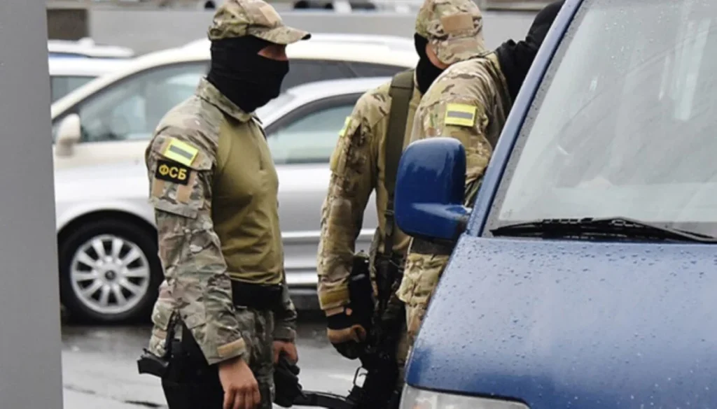 Агенты ФСБ в масках возле автомобиля во время мониторинга в Джанкое