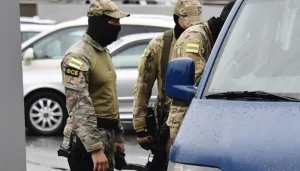 Агенти ФСБ у масках біля автомобіля під час моніторингу в Джанкої