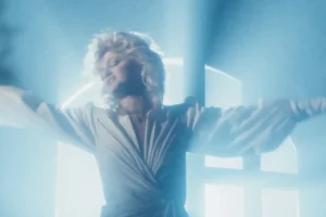 Бонні Тайлер з розпростертими руками у кліпі Total Eclipse of the Heart