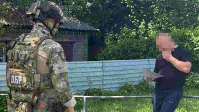 Сотрудник ГБР в форме общается с мужчиной во время расследования смерти после РТЦК