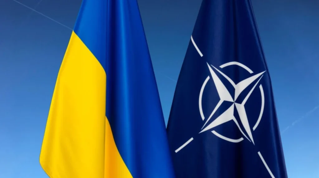 Прапори України та НАТО щодо фінансування оборони на 70 млрд євро