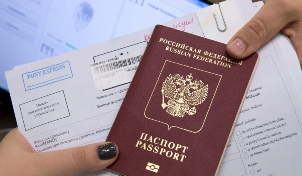 Паспорт РФ та візові документи на тлі закликів Естонії посилити обмеження для росіян