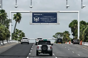 Вітальна вивіска Міжнародного аеропорту президента Дональда Дж. Трампа у Флориді