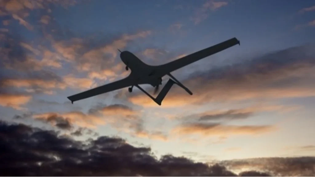 Дрон DRONE EDGE НАТО на фоне облачного неба на закате солнца