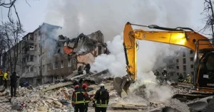 Рятувальники розбирають руїни будинку після удару російського агресора в Україні