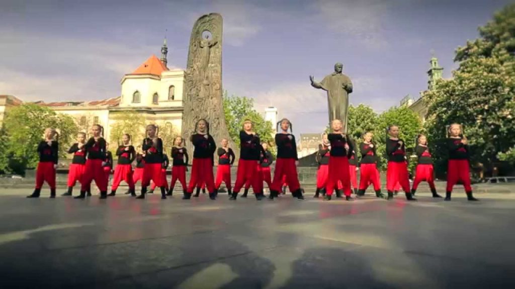 Учасники флешмобу #НеДоброзвичайний з жестом «Х» на майдані