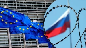 Прапор ЄС на тлі Росії та колючого дроту через санкції за полонених