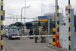 Прикордонники на пункті пропуску державного кордону України з автомобілями