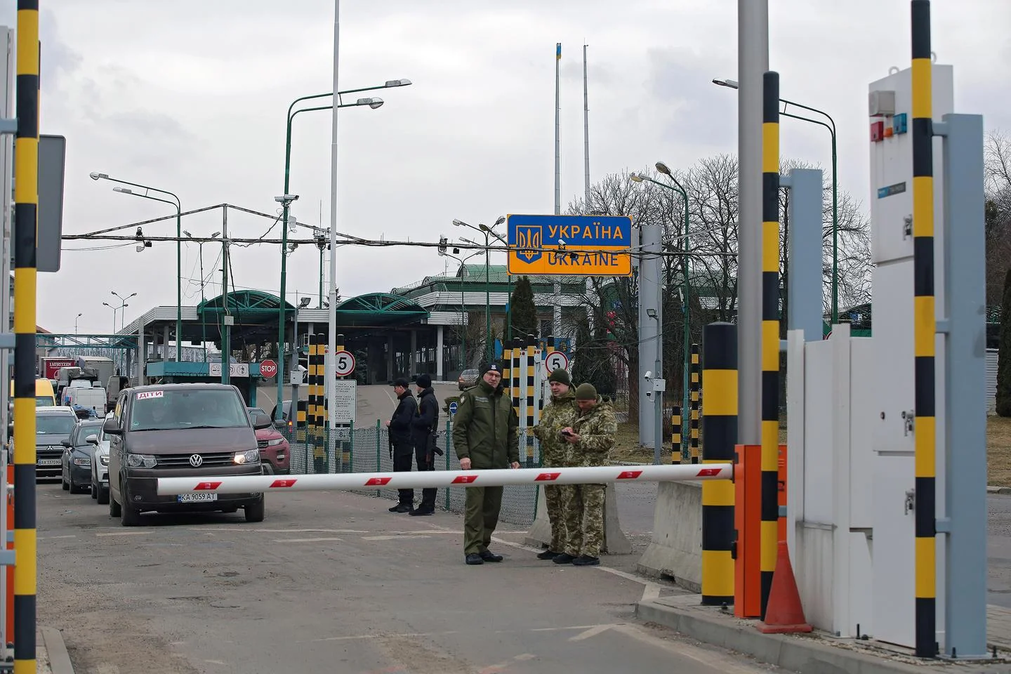 Прикордонники на пункті пропуску державного кордону України з автомобілями