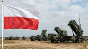 Польський прапор і пускові установки Patriot для України
