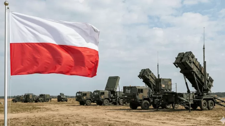 Польський прапор і пускові установки Patriot для України