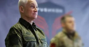 Офіцер центру Рубікон на тлі емблеми підрозділу