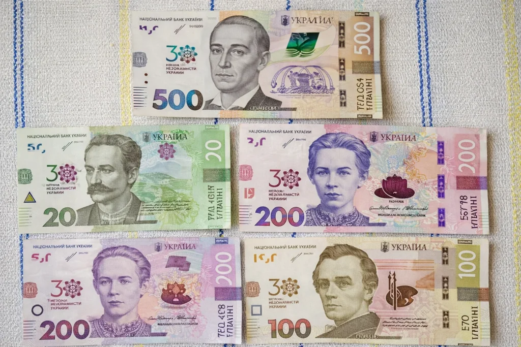 Українські банкноти 500, 200, 100 і 20 гривень на тканині