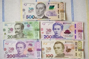Українські банкноти 500, 200, 100 і 20 гривень на тканині