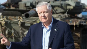 Ліндсі Грем на тлі танків із прапором України на лацкані