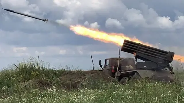 Ракетная установка запускает снаряд для ударов вглубь Украины