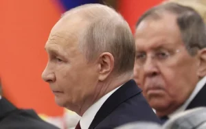 Володимир Путін на тлі дискусій про сценарії для російських еліт