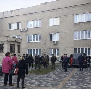 Громадяни зібралися біля ТЦК у Львові після нападу