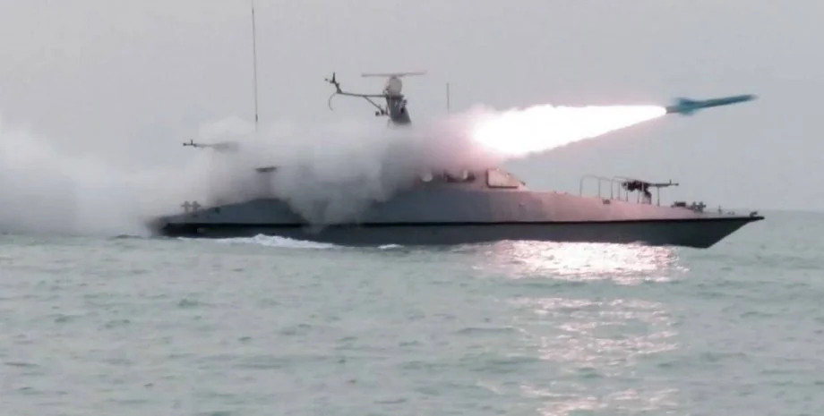 Морской беспилотник США запускает ракету во время ударов по Ирану