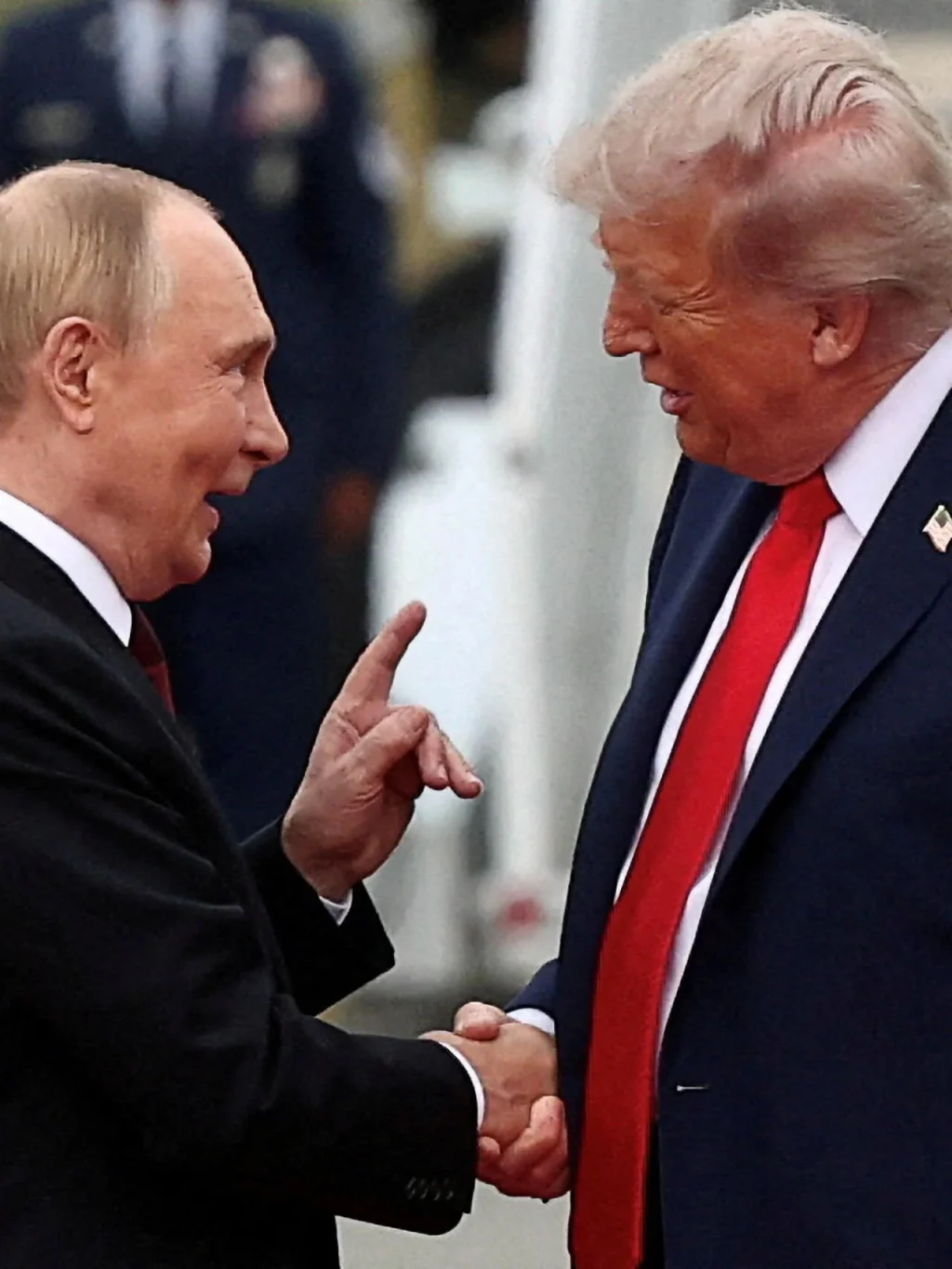 Путін і Трамп тиснуть руки під час зустрічі після Анкари