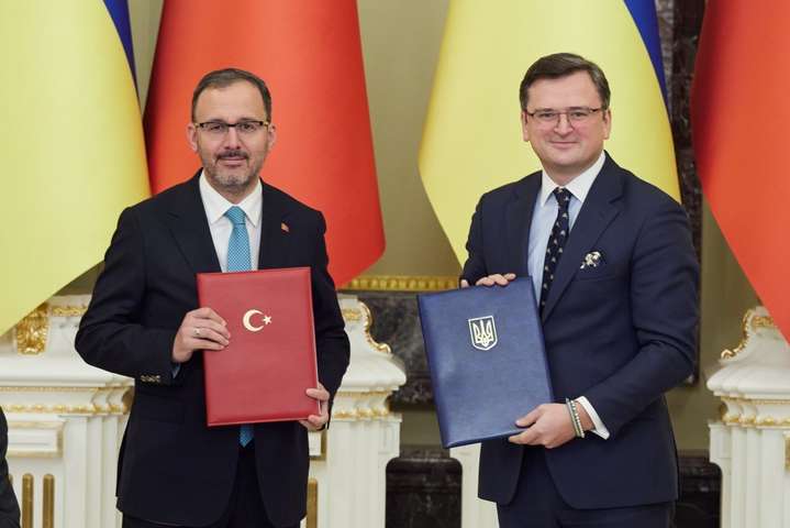 Представители Украины и Турции во время подписания соглашения о свободной торговле