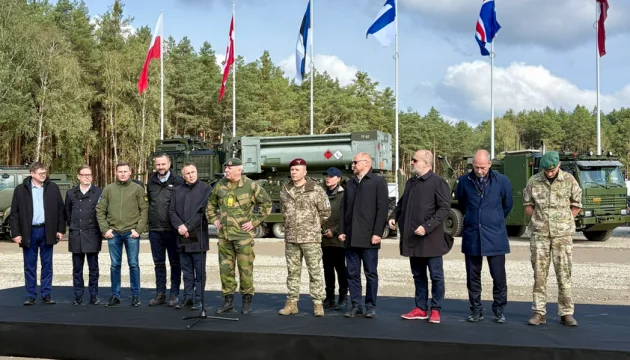 Польские чиновники и военные на фоне техники во время обсуждения военного законодательства