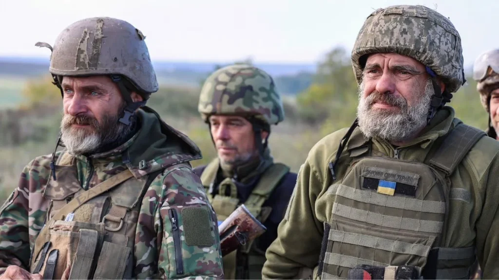 Старшие военные ВСУ в камуфляже и шлемах на позициях