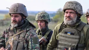 Старші військові ЗСУ в камуфляжі та шоломах на позиціях