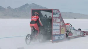 rekord-shvydkosti-na-velosypedi-po-shose-maizhe-300-kmhod-chystoiu-syloiu-nih-d62b
