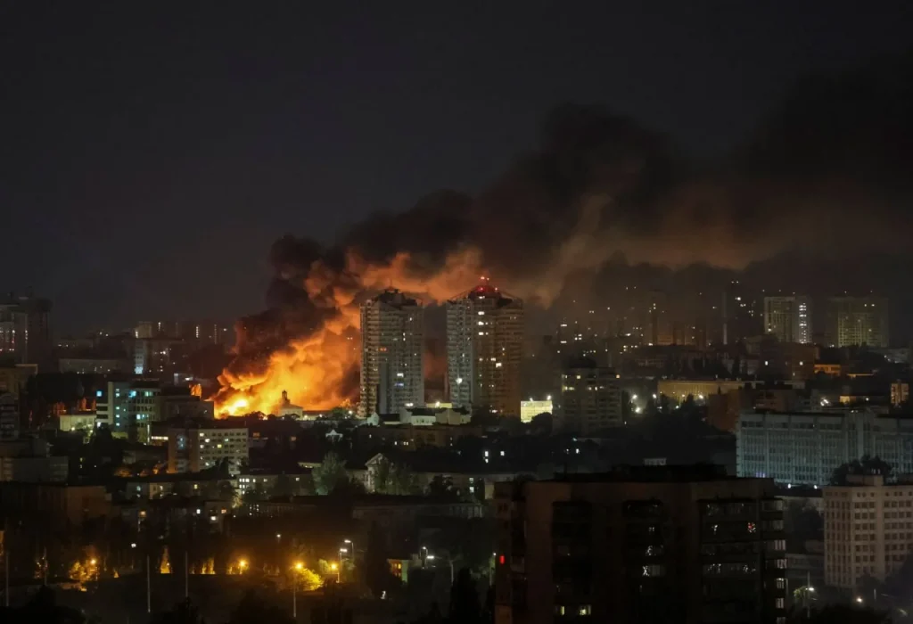 Пожежа та дим над багатоповерхівками Києва після нічного ракетного удару