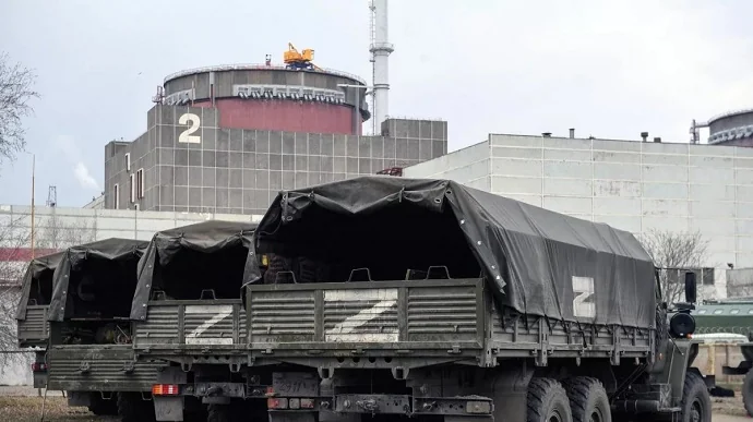 Військові вантажівки з символом Z біля енергоблоку Запорізької АЕС