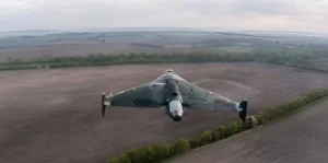 Дрон Сатурн-30 пролітає над полями зі швидкістю 180 км/год