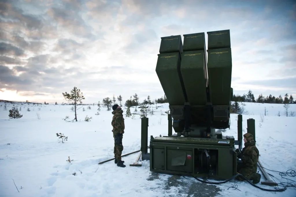 Система ПВО С-300 на арктической базе России с военнослужащими