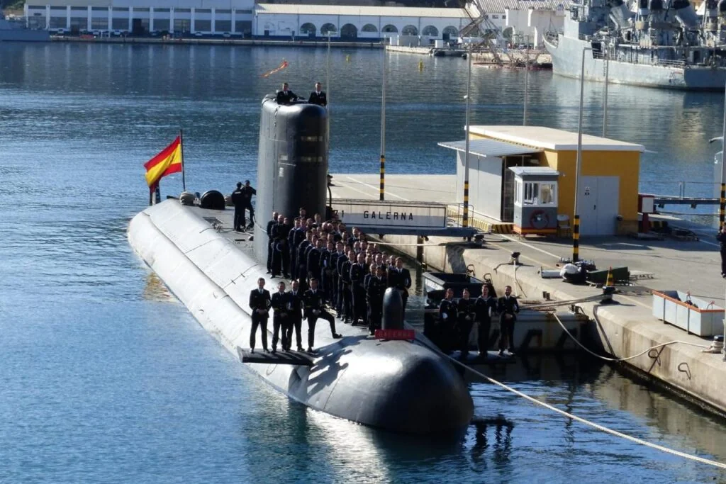 Подводная лодка S-70 Galerna ВМС Испании с экипажем на причале