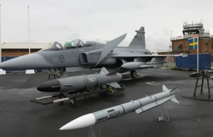 Винищувач Gripen зі шведським прапором та ракетами Meteor на базі