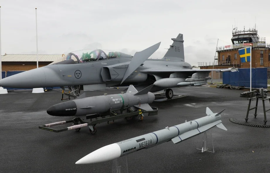 Винищувач Gripen зі шведським прапором та ракетами Meteor на базі