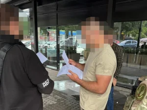 Співробітники ДБР з документами під час розслідування насильства в полку «Скеля»