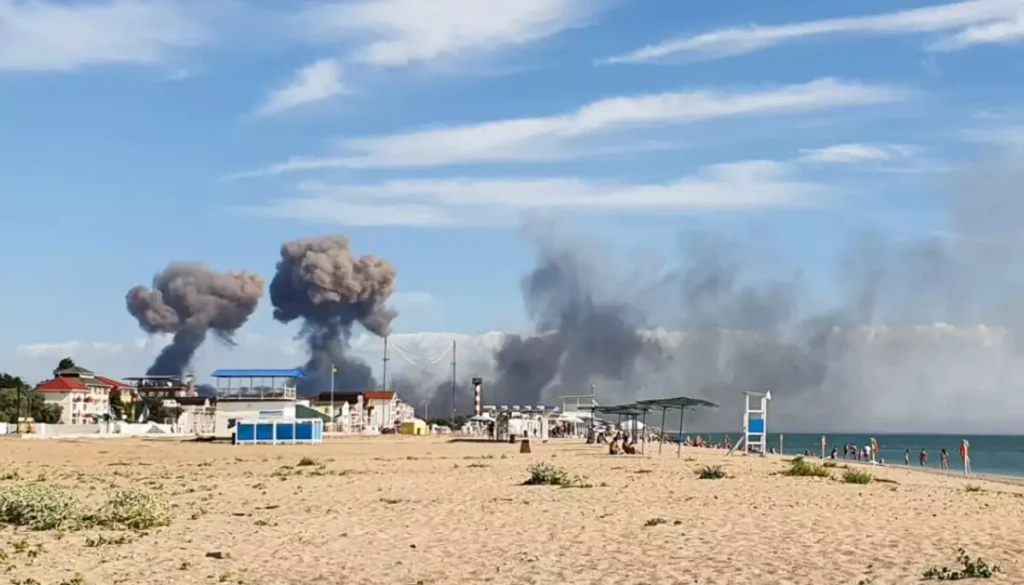Дим від пошкоджених енергетичних обєктів над пляжем у Криму