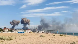 Дим від пошкоджених енергетичних обєктів над пляжем у Криму