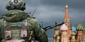 Військовий з автоматом на тлі Собору Василія Блаженного в Москві