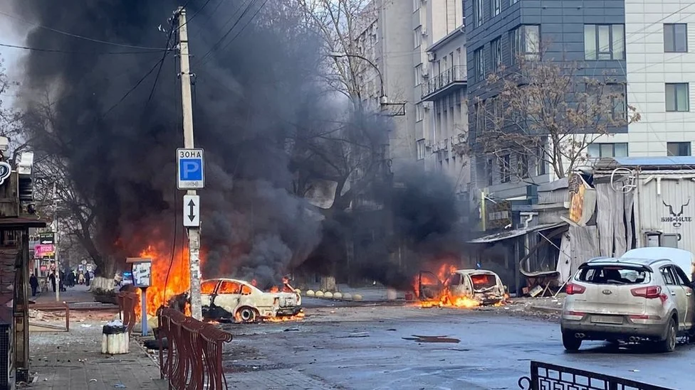 Горящие автомобили на улице после обстрела в Днепропетровщине