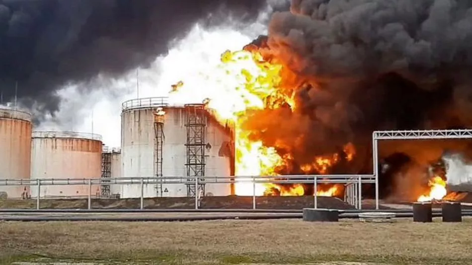 Резервуары нефтебазы в Твери охвачены огнем после удара