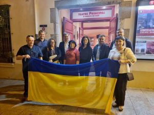 Українці з прапором перед Theatre Principal dArenys de Mar на фестивалі в Іспанії