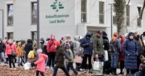 Українці в черзі до центру прибуття Ankunftszentrum Land Berlin за захистом у ЄС