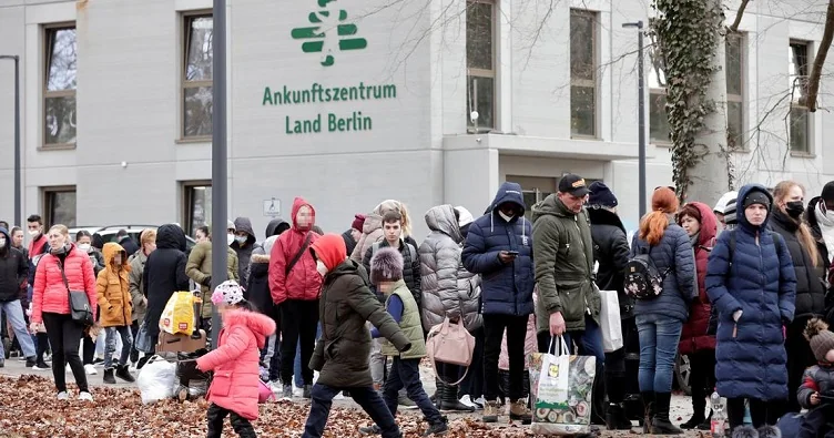 Українці в черзі до центру прибуття Ankunftszentrum Land Berlin за захистом у ЄС