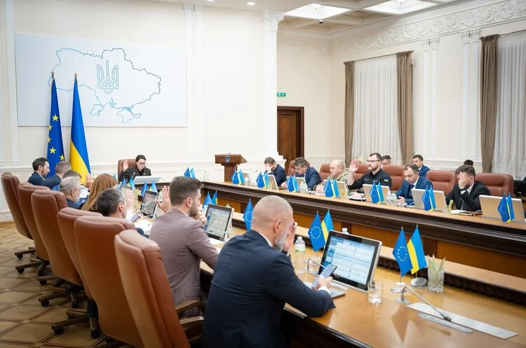 Заседание правительства Украины с картой государства и флагами по безопасности страны